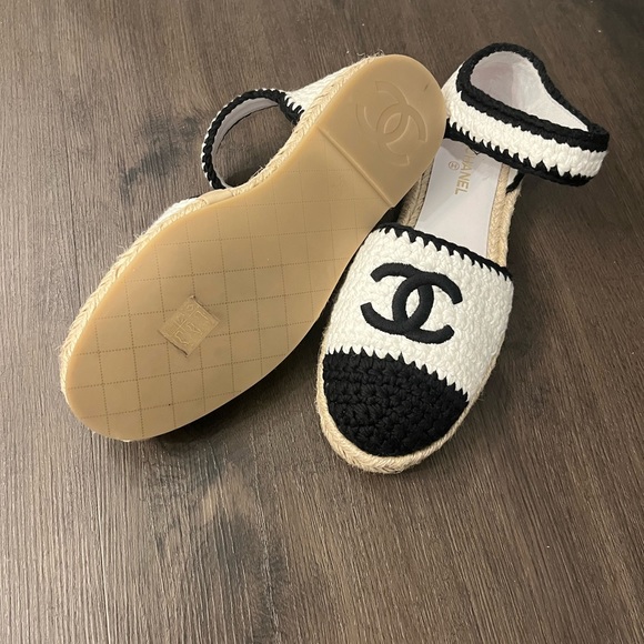 CHANEL 22C Braided Knit Crochet Two Tone CC Flat Espadrille Sandals - Picture 3 of 8